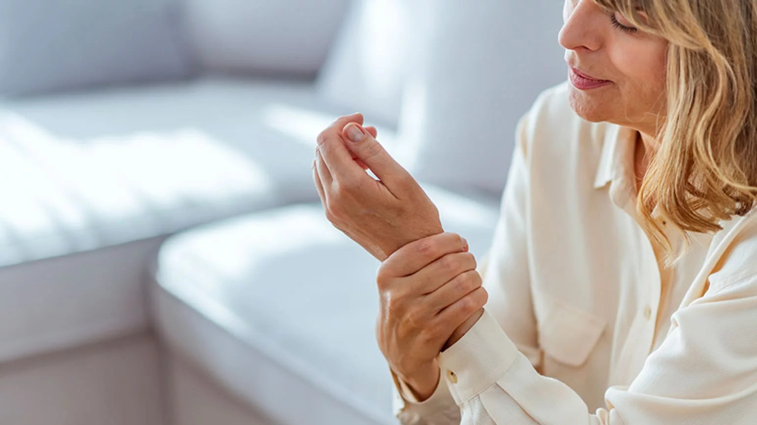 Mujer con dolor articulaciones por artrosis