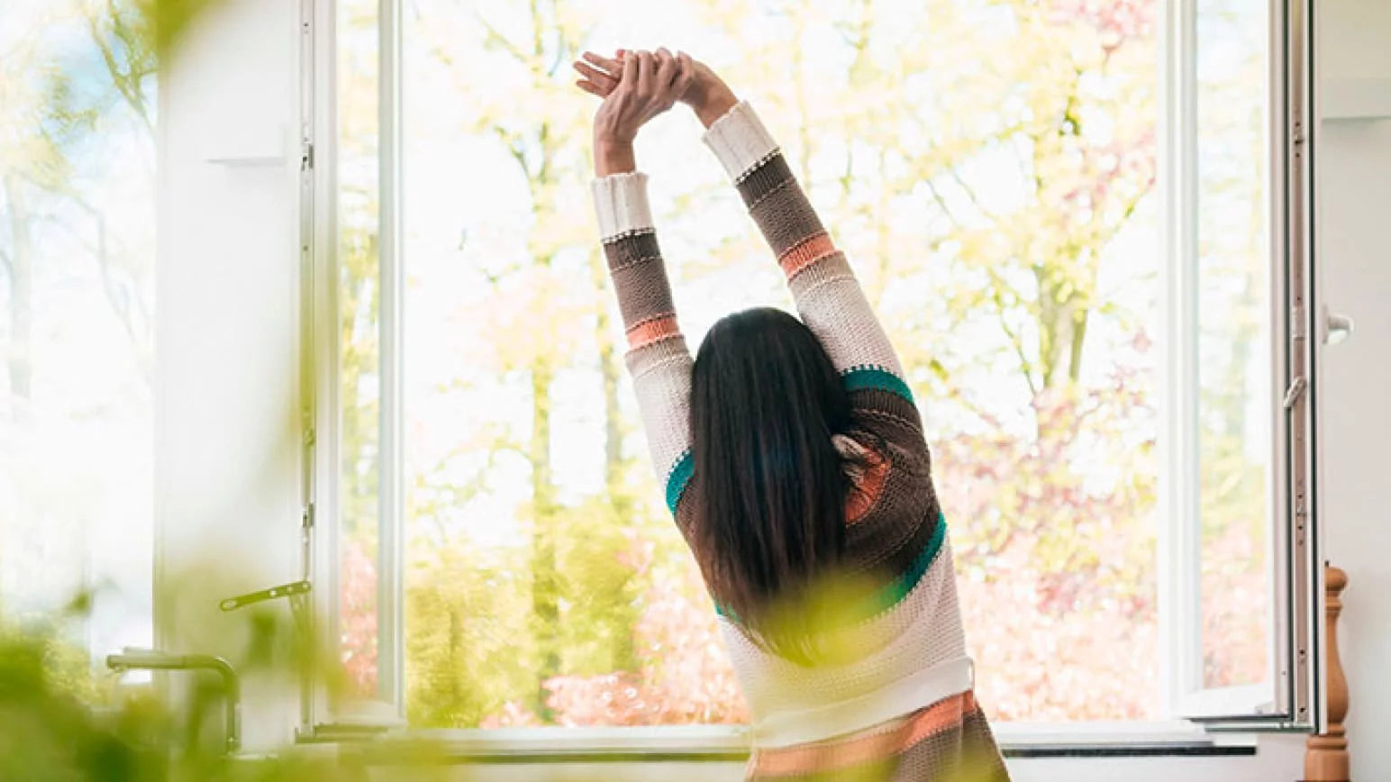 Mujer cuidando su espalda para que no le duela