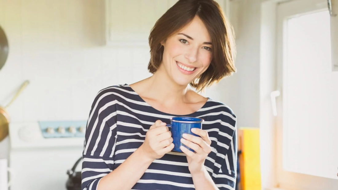 mujer feliz sujetando una taza