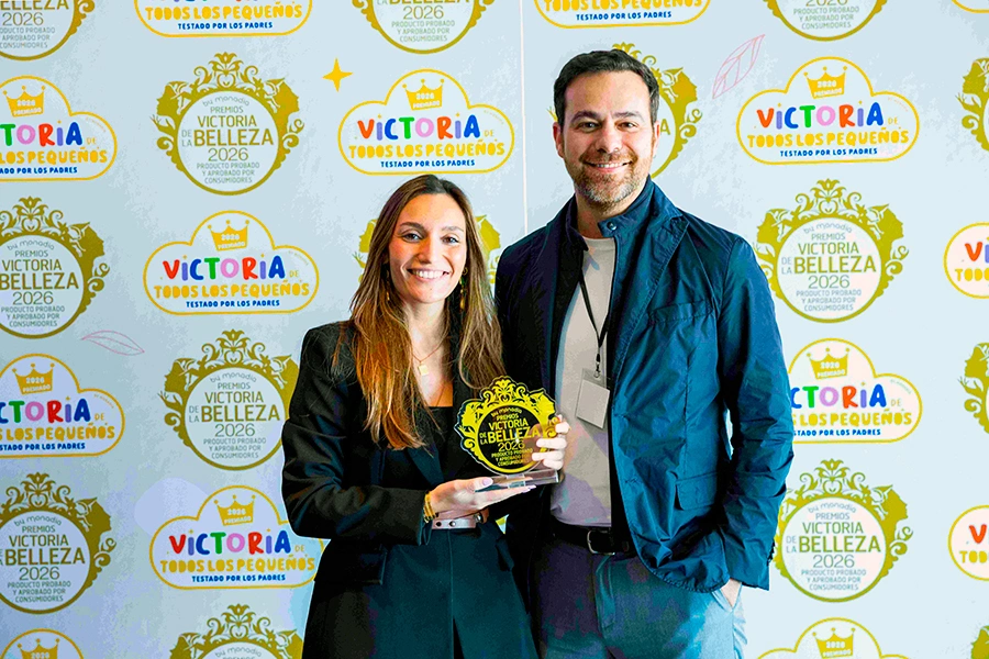 Elisabeth Rabadán y Jordi Conesa recogen el Premio Victoria de la Belleza para Colnatur Beauty